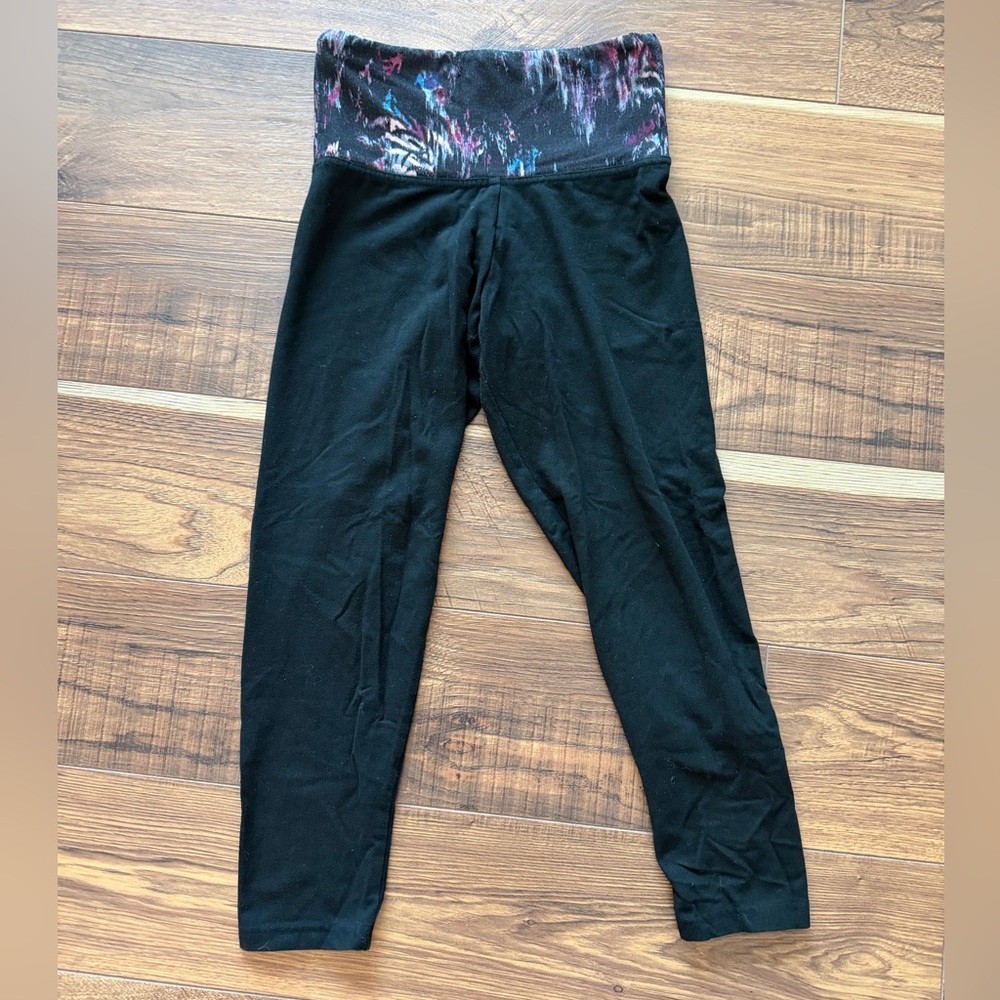 Victoria’s Secret Stylish Cropped Black Leggings with Patterned Waist Band